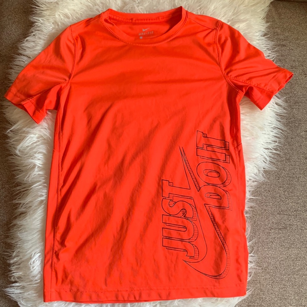 Nike boys dri fit shirt-size L